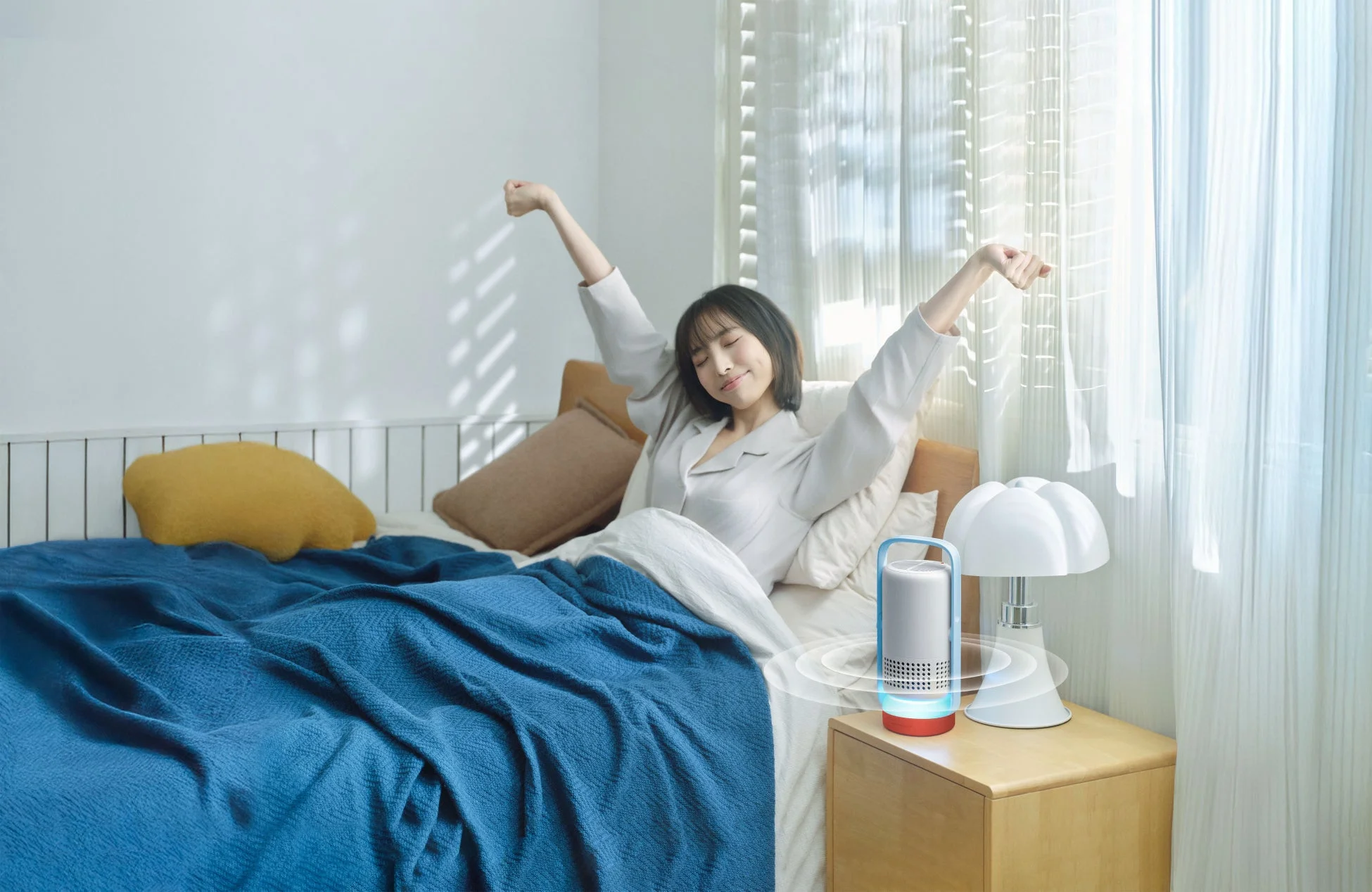 寝室でリラックスする女性