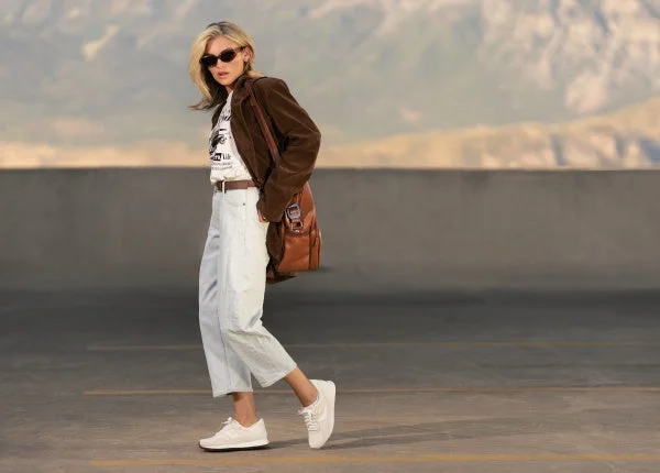 白いスニーカーを履いた女性