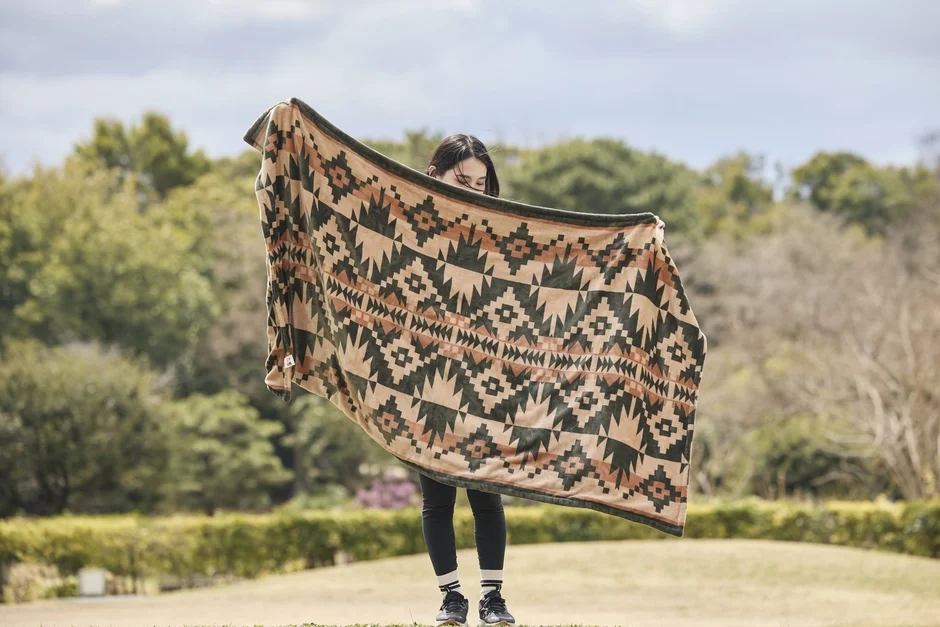 ブランケットを広げる女性