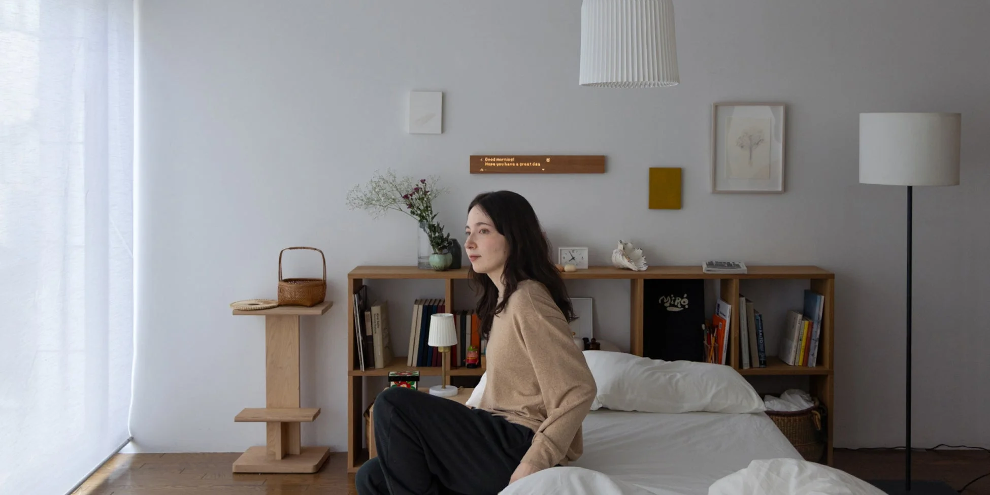 ベッドルームでくつろぐ女性