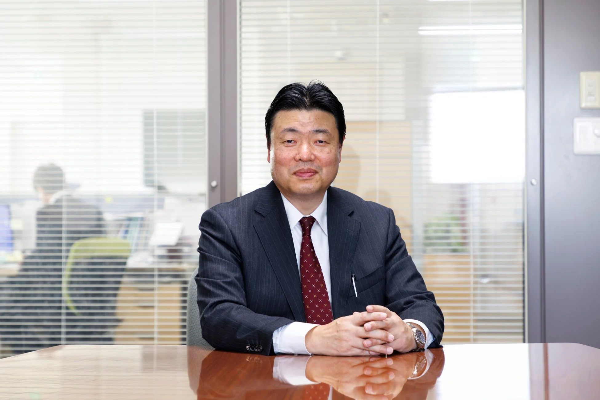 スーツを着た男性の笑顔のポートレート