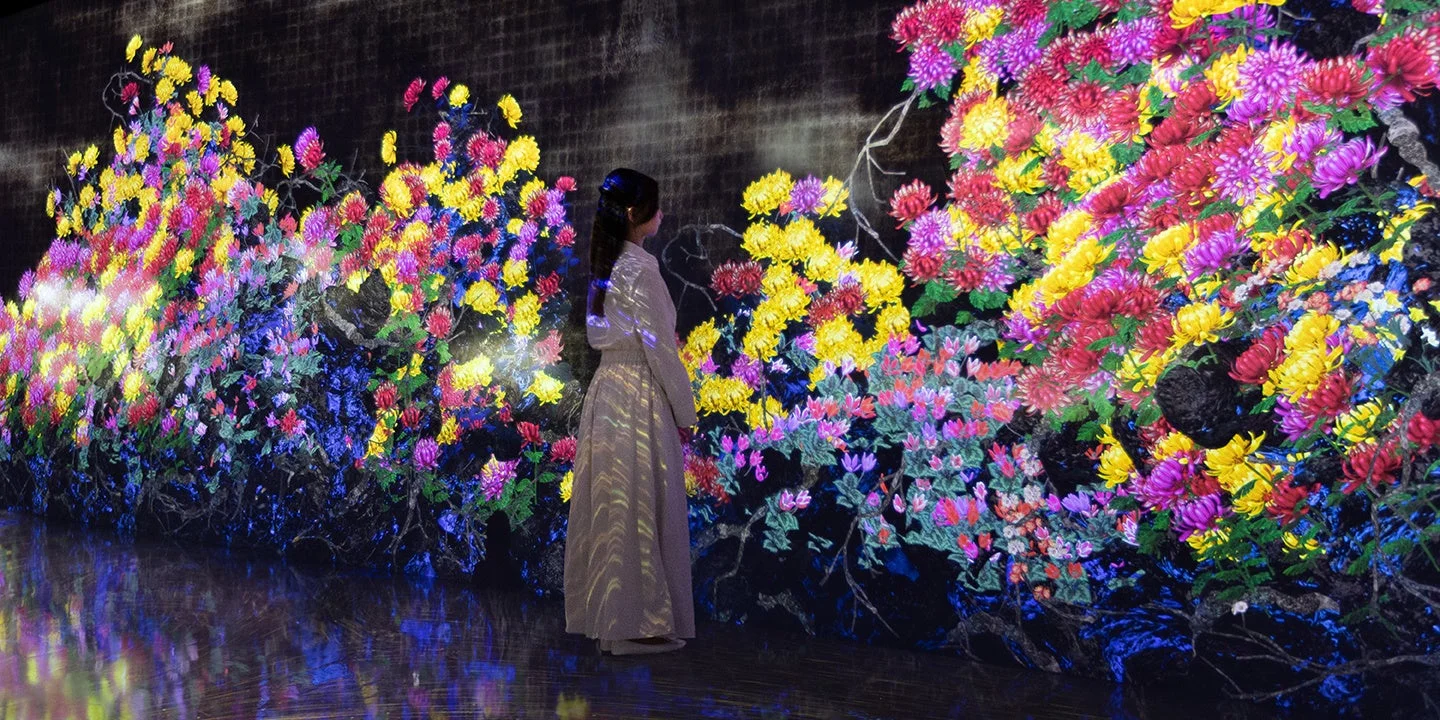 女性がデジタルアートの前に立つ様子