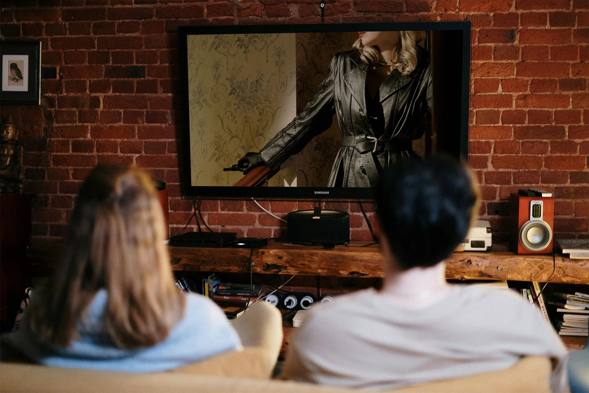 リビングでテレビを観るカップル