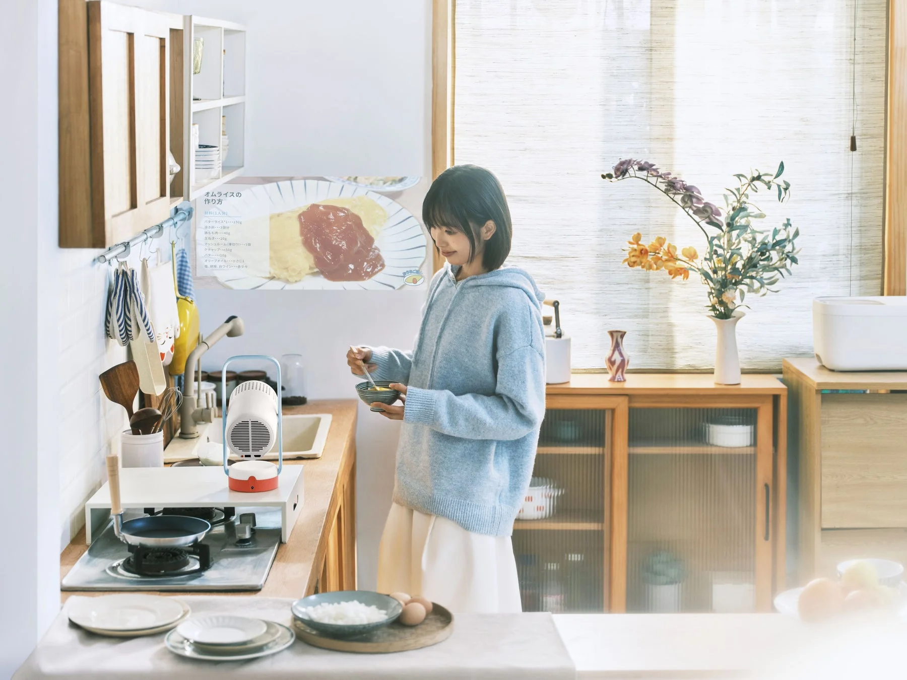 キッチンでオムライスのレシピを映すプロジェクター