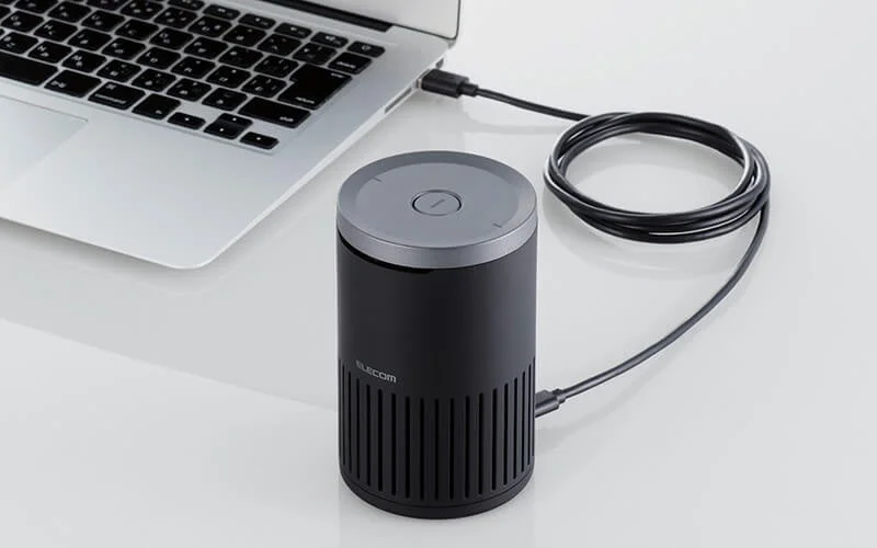 ノートPCとUSBケーブルで接続されたスピーカーフォン