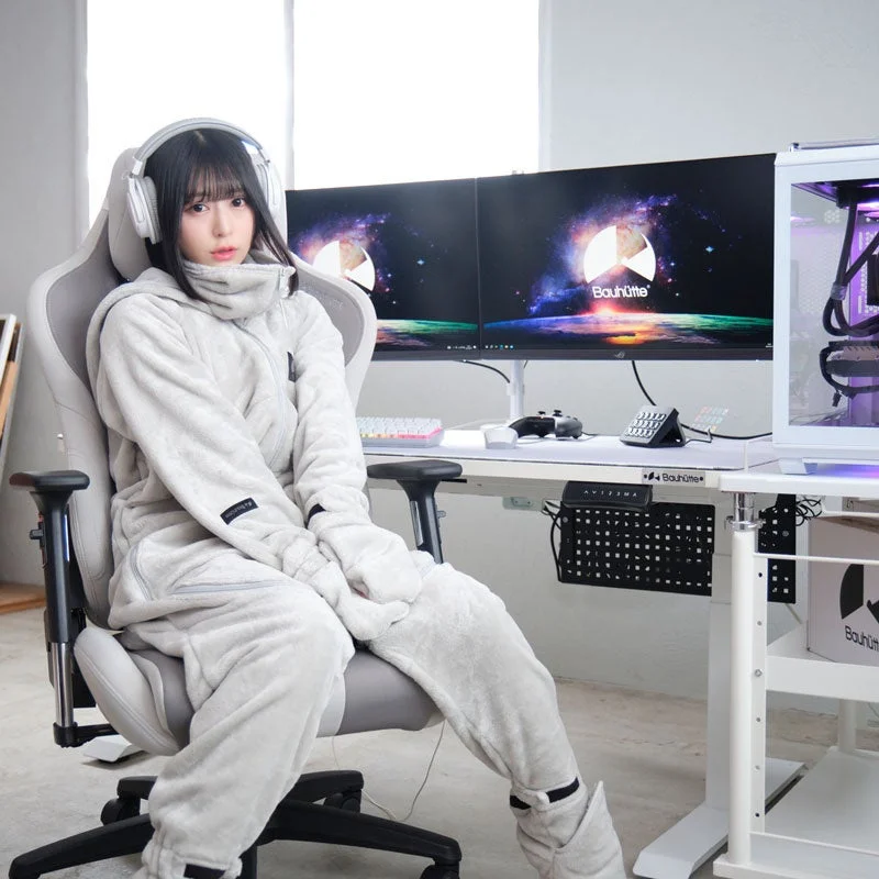 ゲーミングチェアと女性