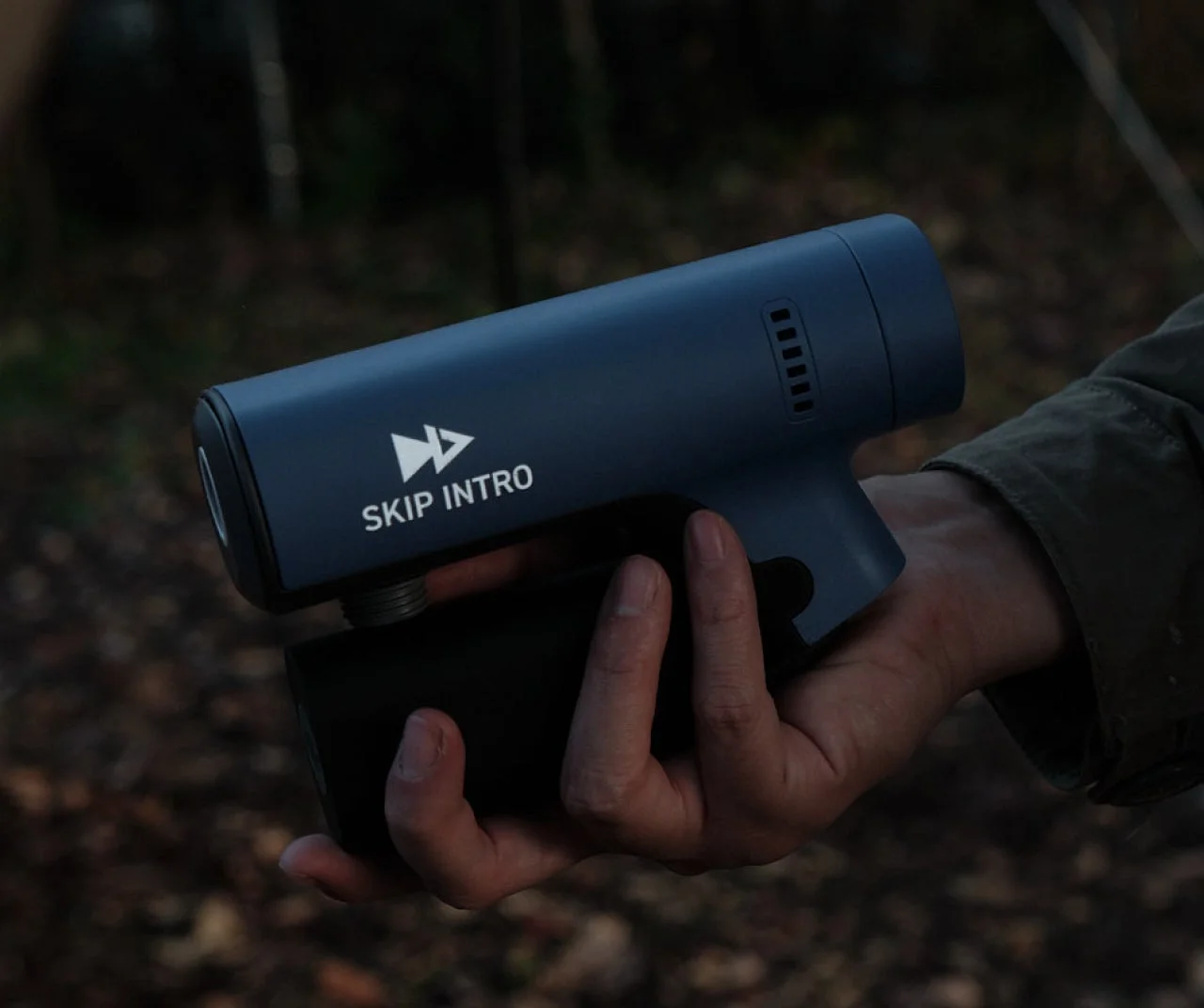 青いポータブルデバイスを手に持つクローズアップ画像