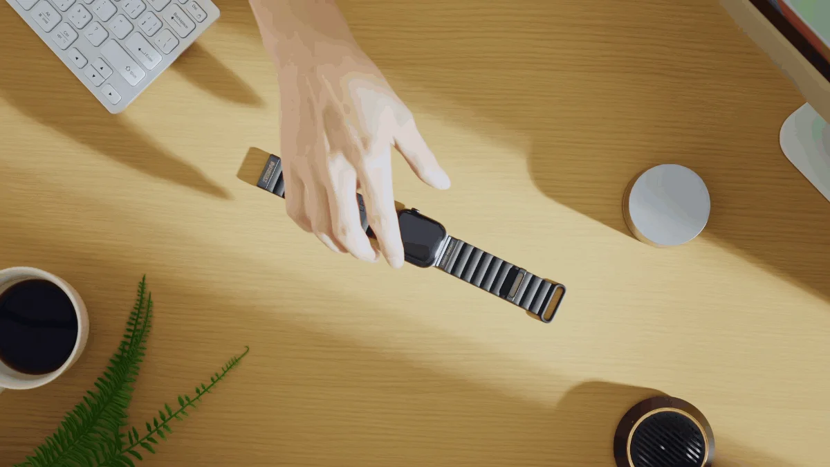 デスクでスマートウォッチを装着する様子