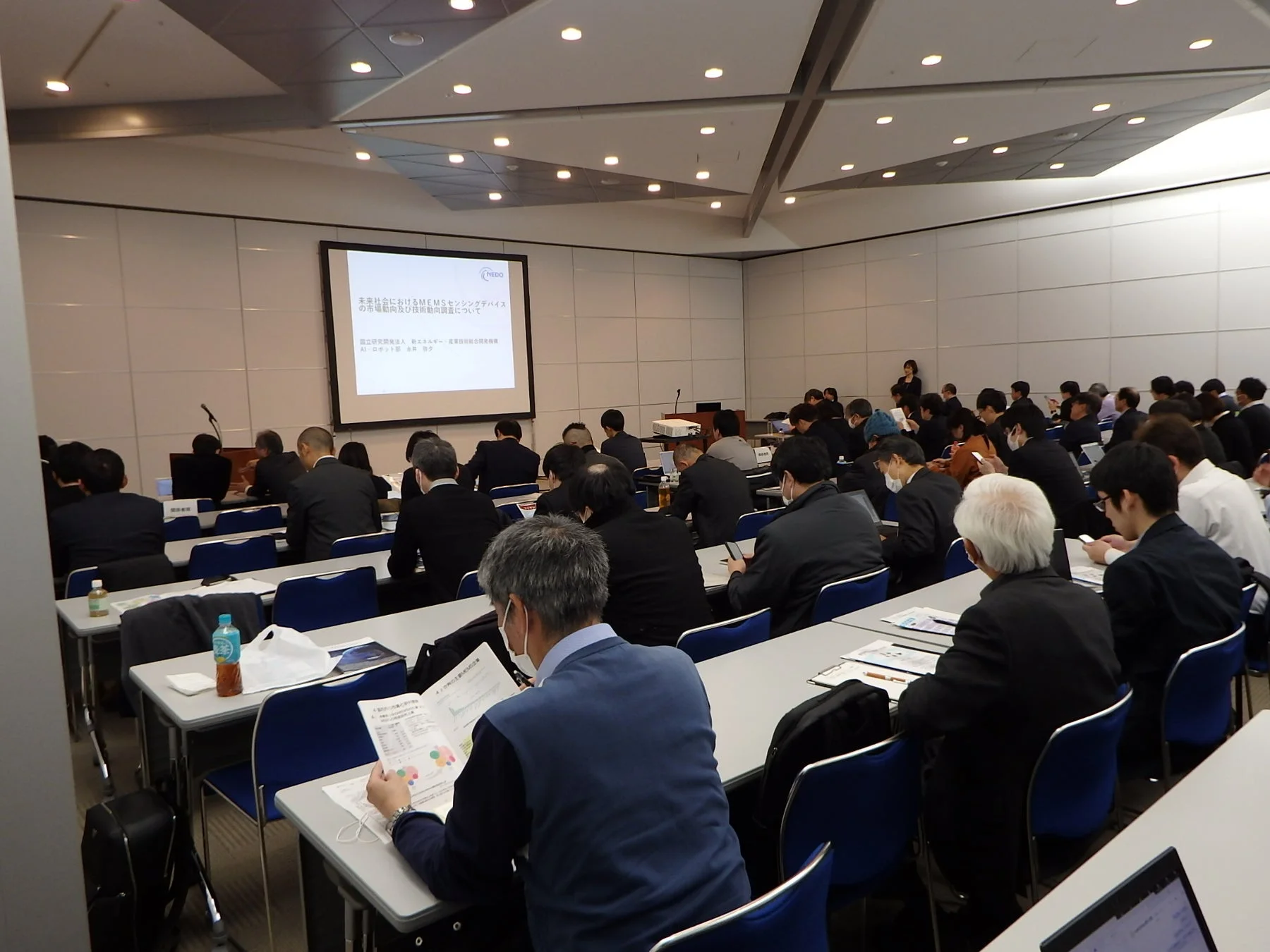 会議室で大勢の参加者がセミナーを受講している様子