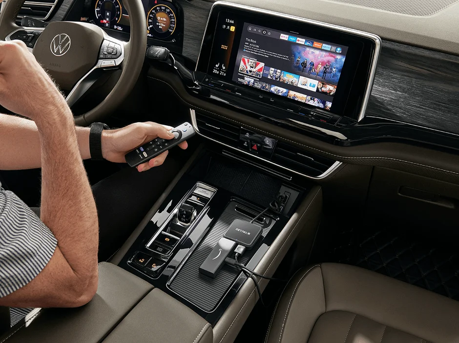 車内でFire TV Stickを操作して動画を視聴する様子