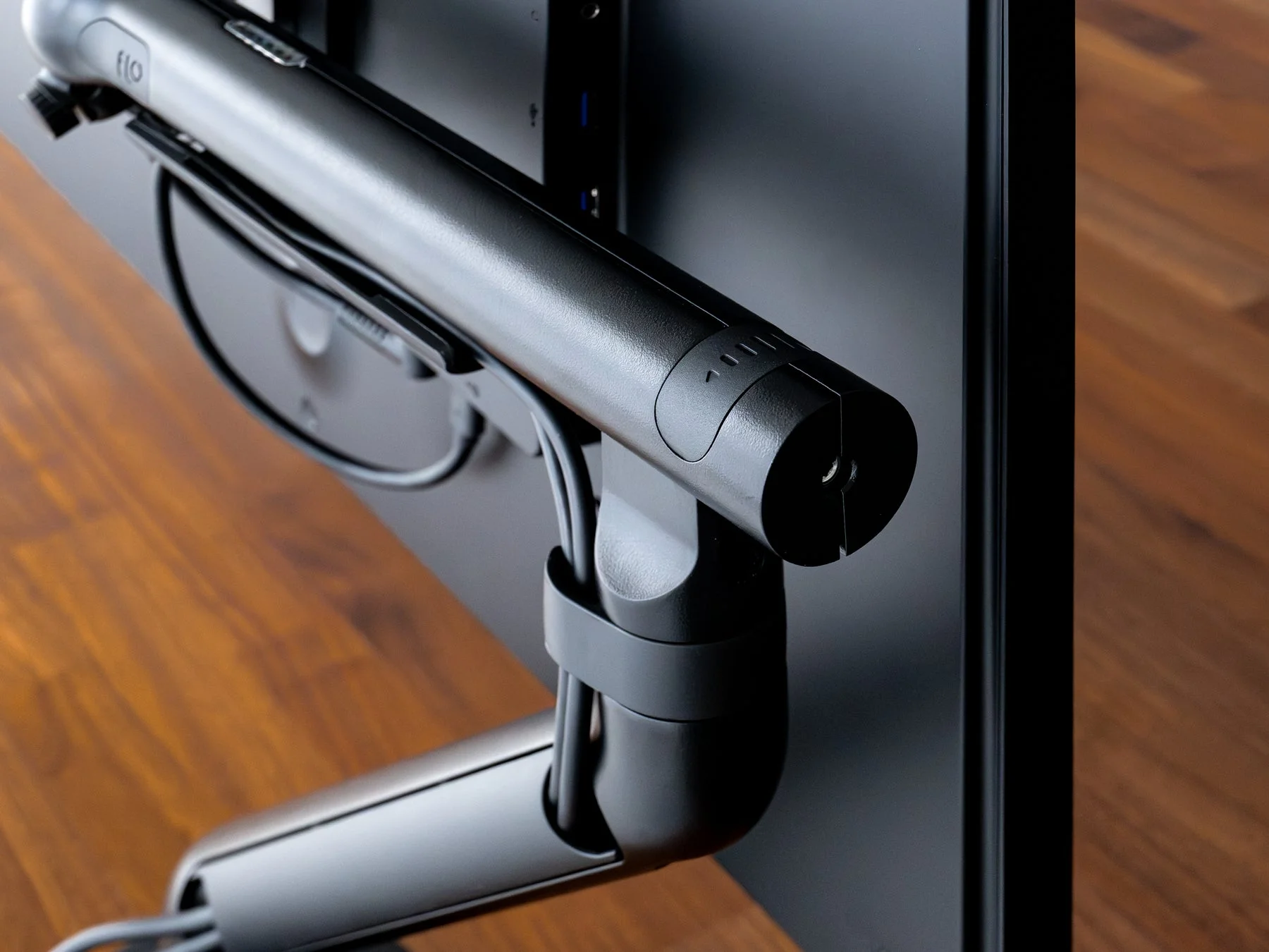 アームに沿って配線されたケーブル