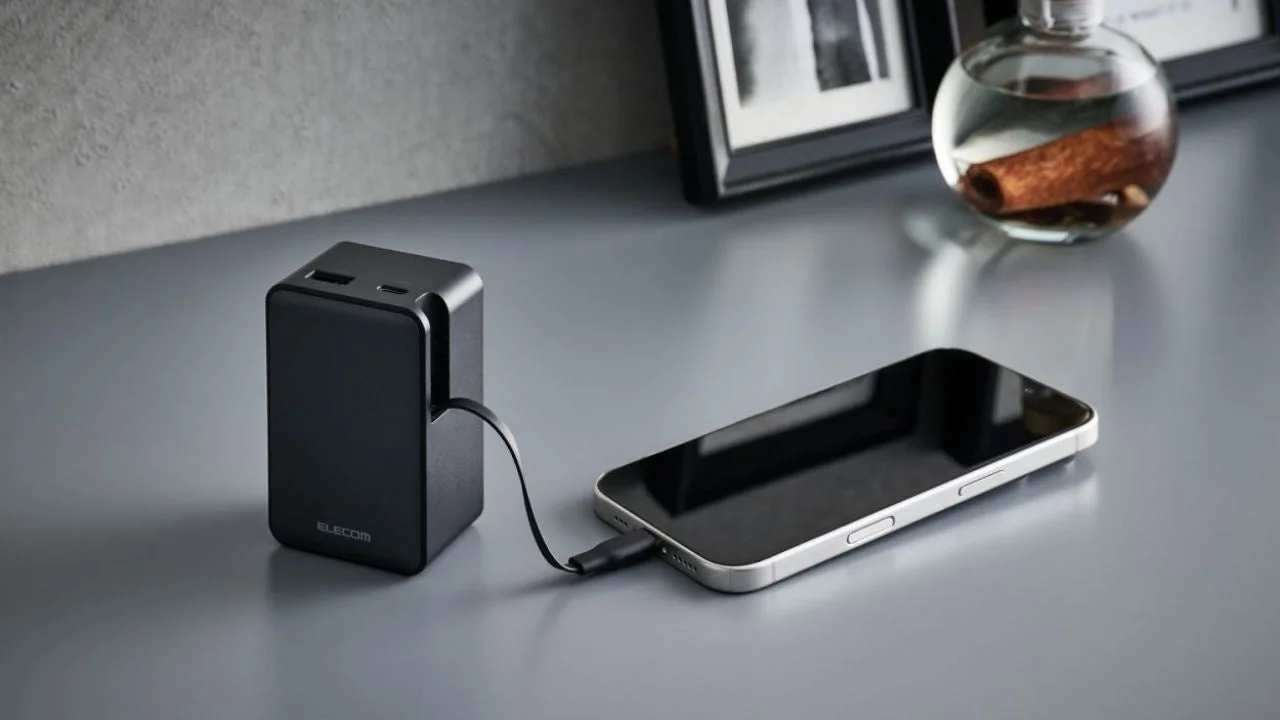 充電中のスマートフォンとモバイルバッテリー