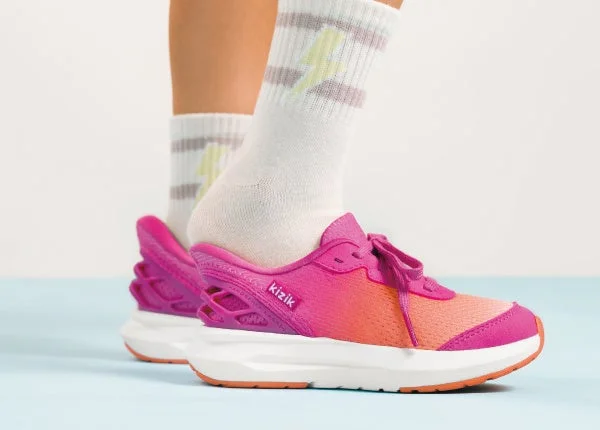 白いソックスとカラフルなスニーカー