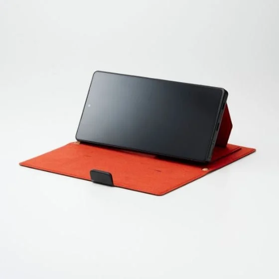 赤いケースをスタンドにしてスマホを立てた様子