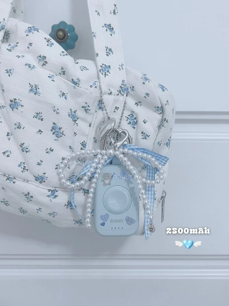 花柄バッグとモバイルバッテリー