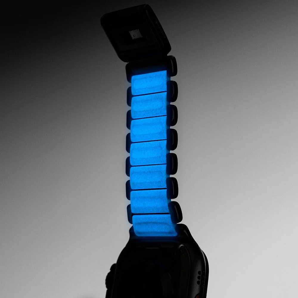 暗闇で光るバンドのクローズアップ