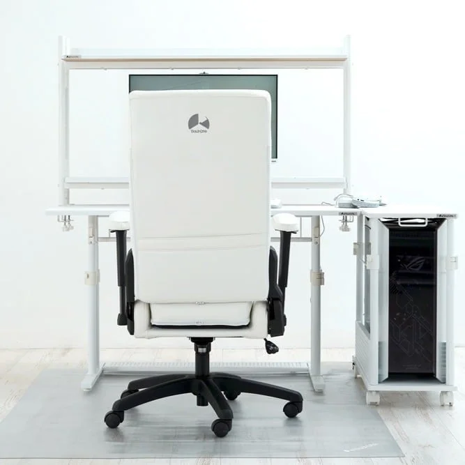 白いゲーミングチェアとPC