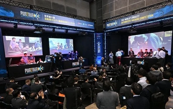 Pwn2Own Automotiveのロゴと会場風景