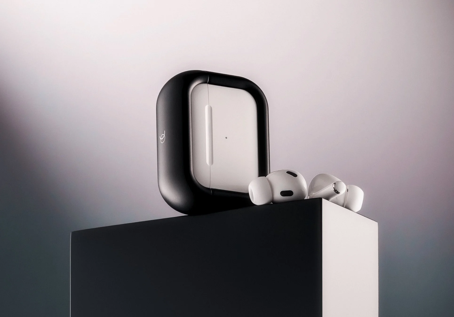 黒い保護ケースに収められたAirPods Pro