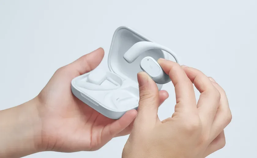 充電ケースとイヤホン