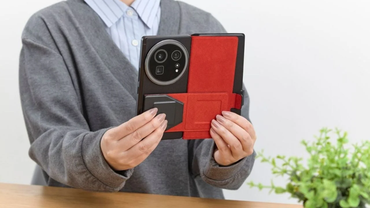 薄型・軽量タイプを手にした女性