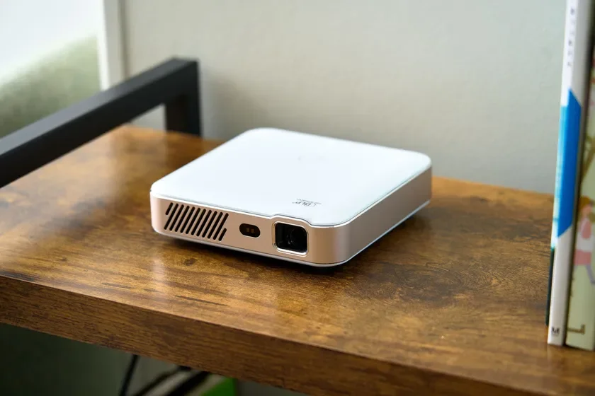 シャンパンゴールドの小型プロジェクター