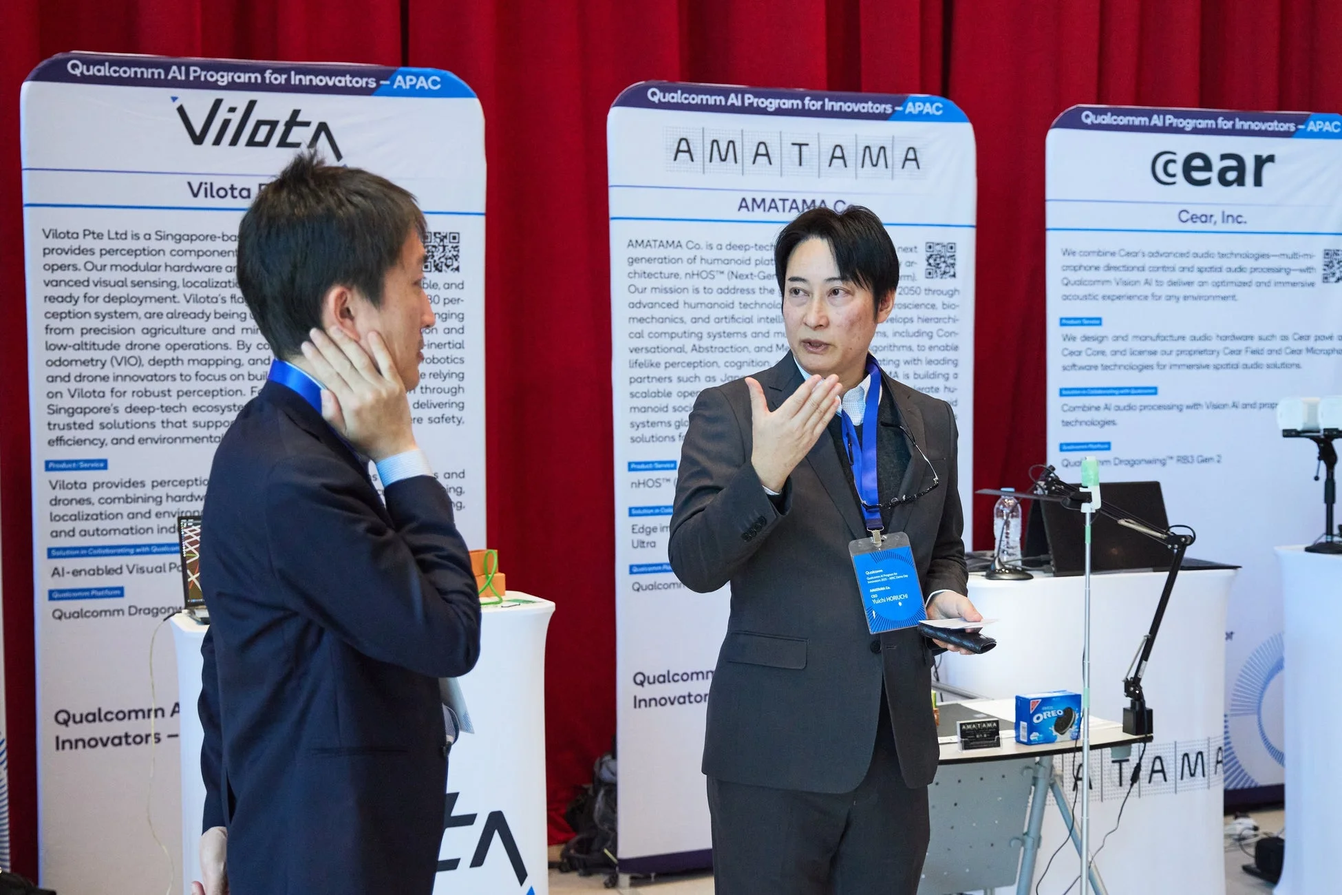 Qualcomm AI Innovatorsイベントブースでの会話の様子