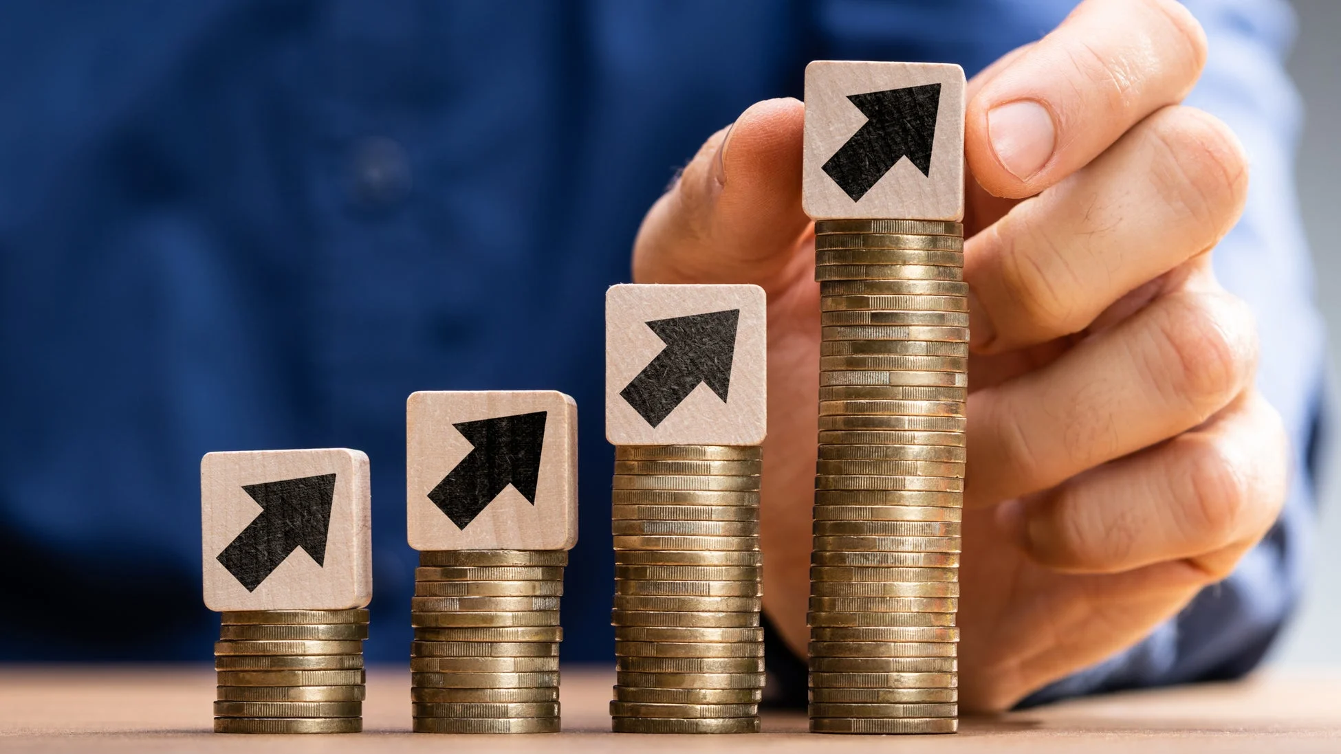 成長、投資、金融、経済、成功、利益、ビジネス、上昇、資産運用、目標達成、貯蓄、コイン、矢印、積み重ね
