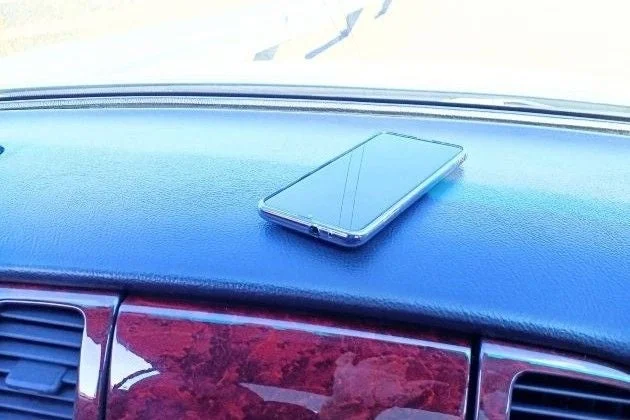 車のダッシュボードに置かれたスマートフォン