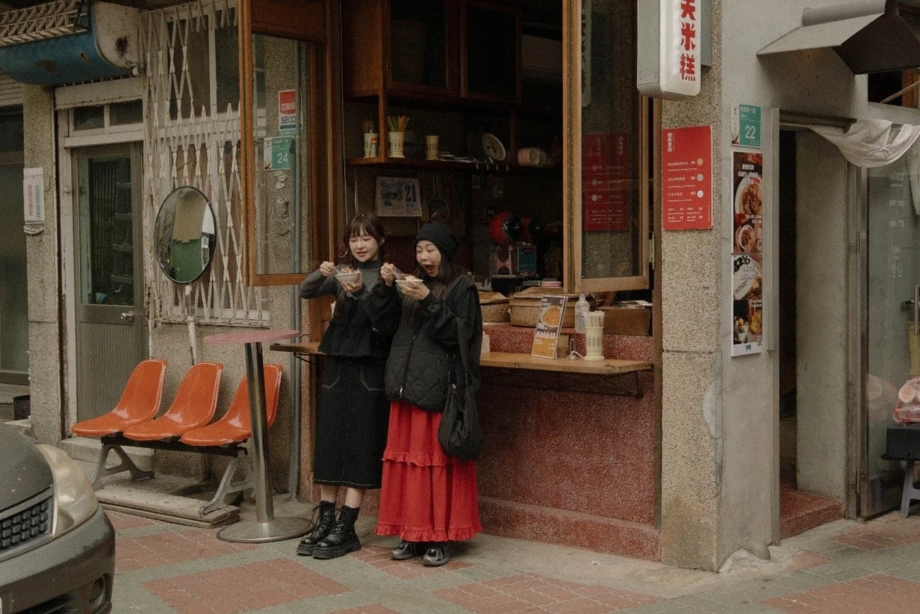 台湾の街角で食事を楽しむ女性二人組