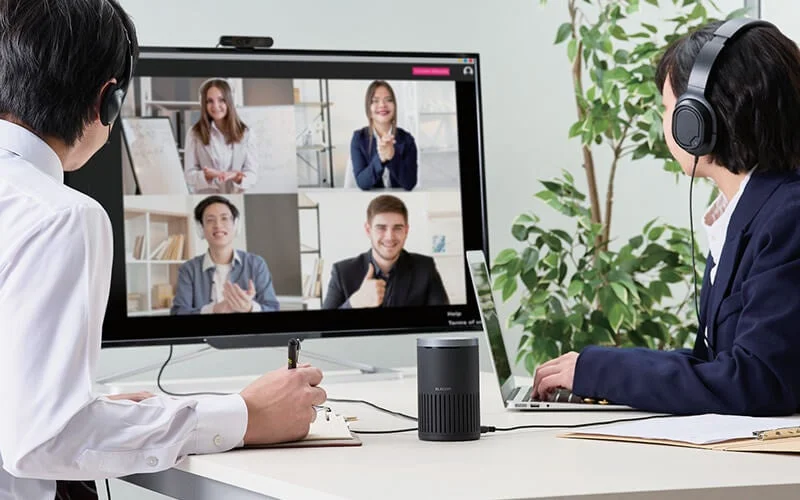 ヘッドホンをしてオンライン会議をする人々