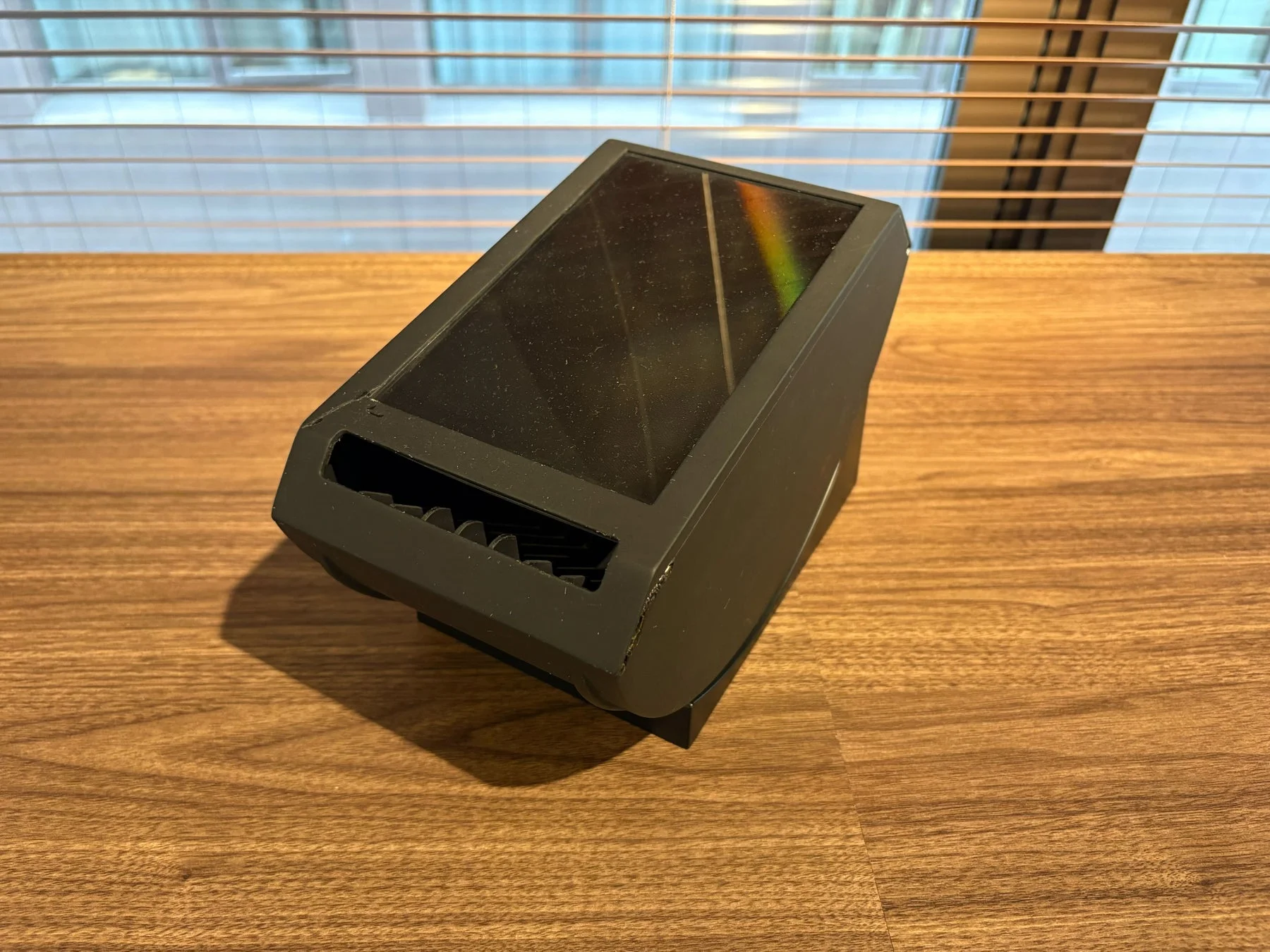 木製のテーブルに置かれた黒い電子機器