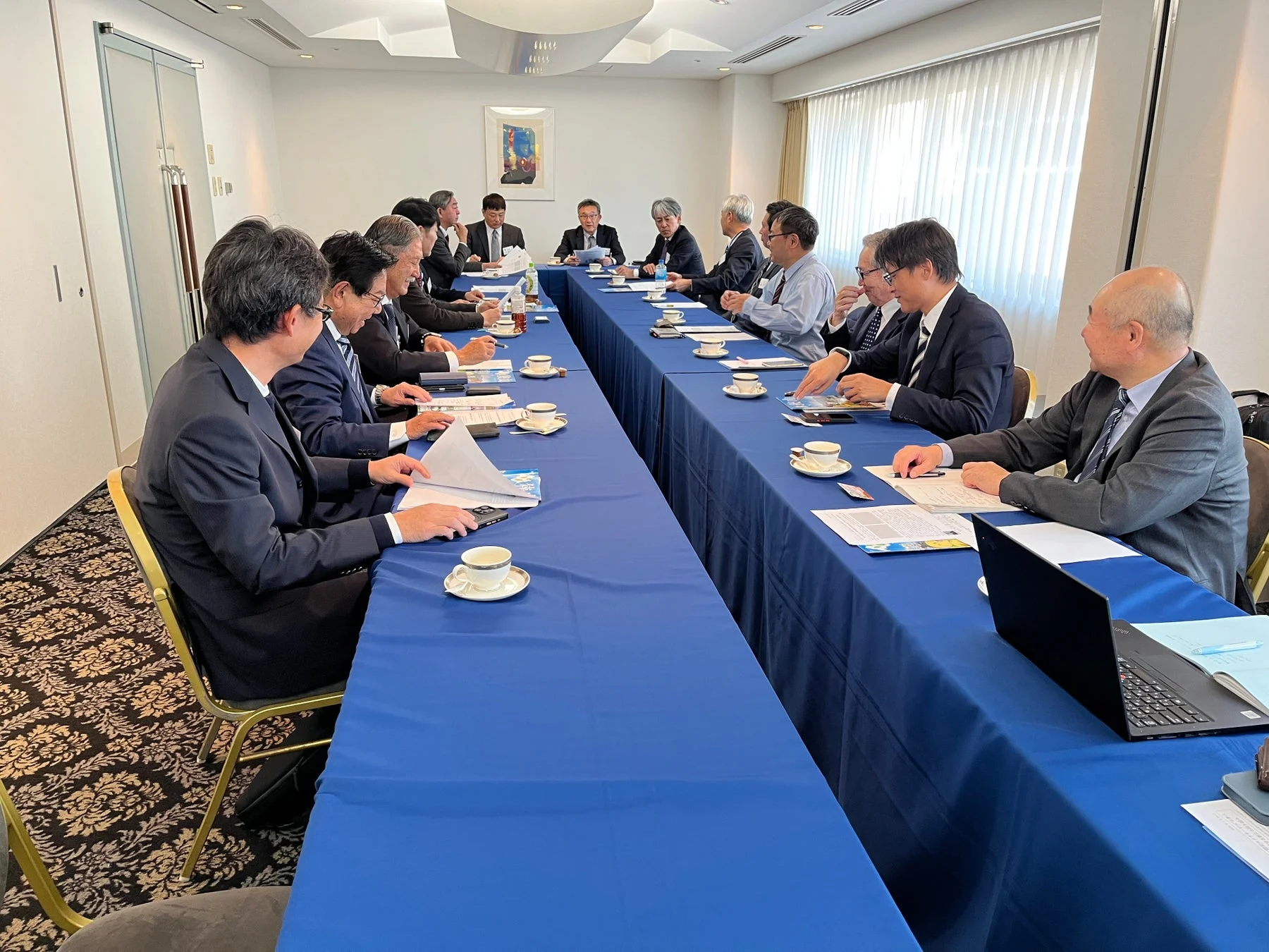 会議室での話し合い