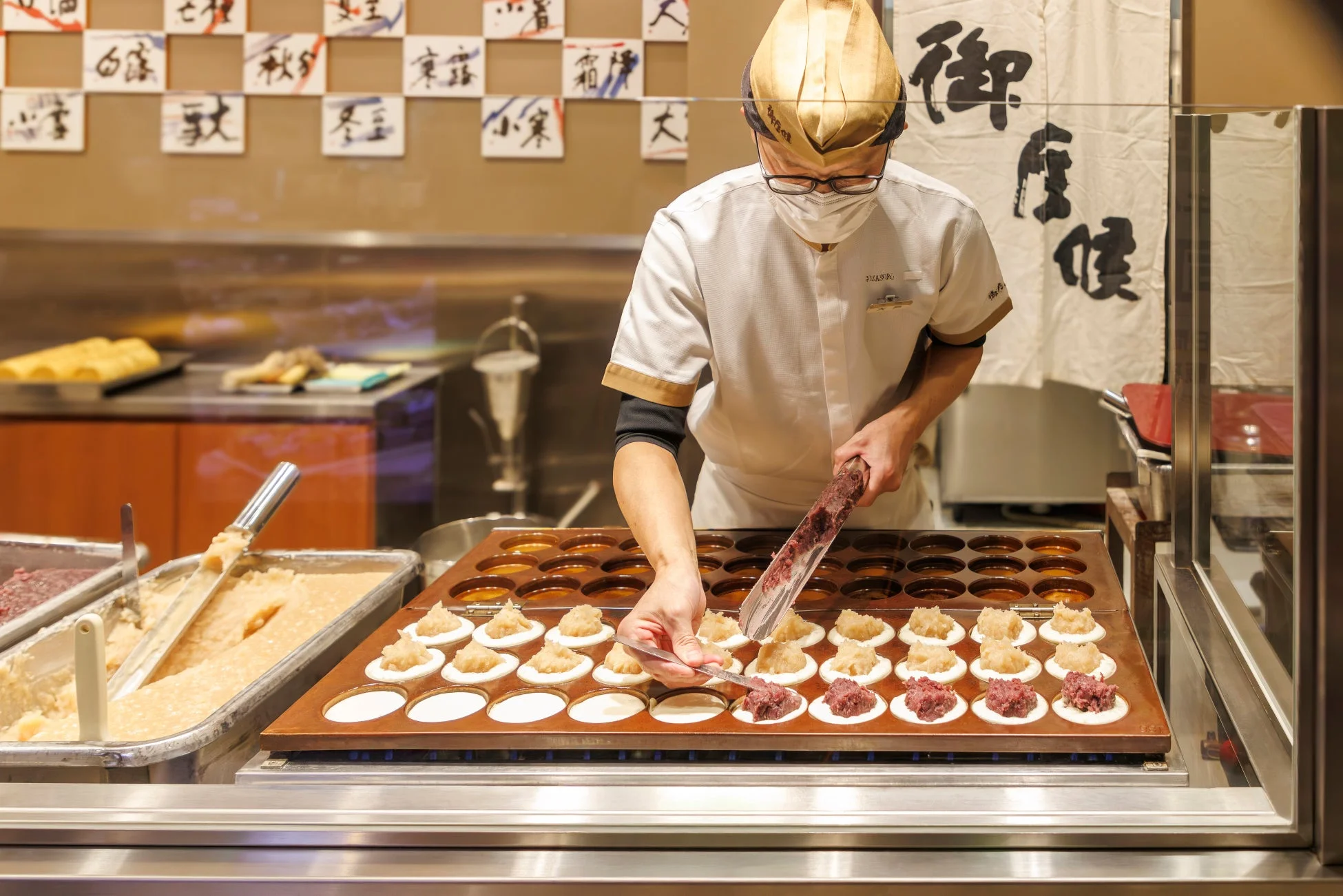 職人が和菓子を作っている様子