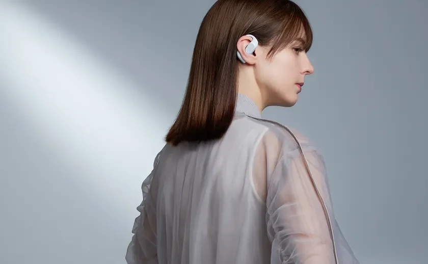 女性がイヤホンを装着している様子