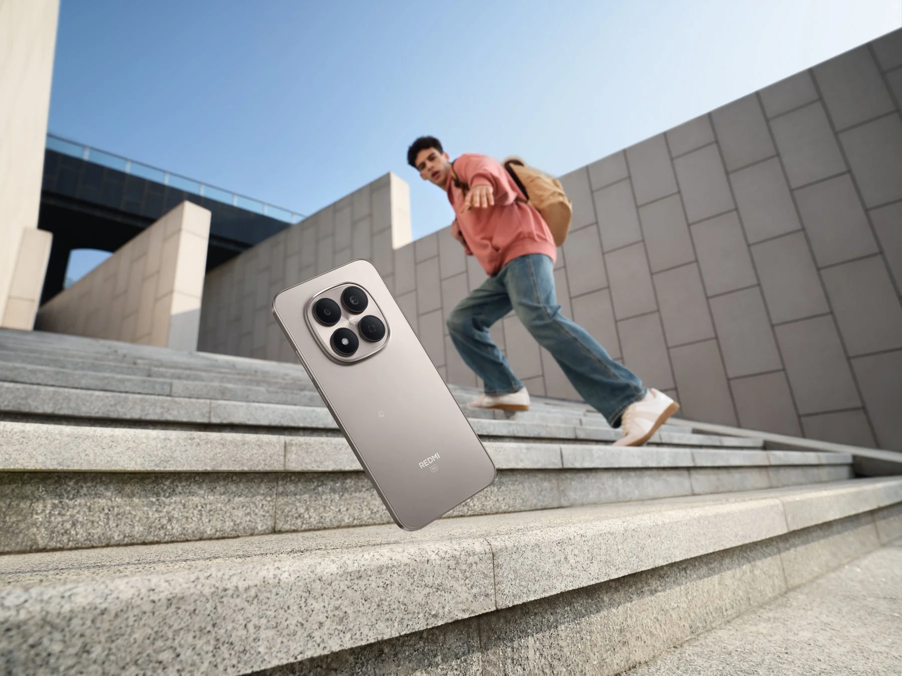 男性が階段を駆け上がる