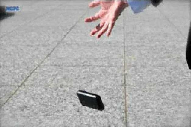 スマートフォンを落としている様子