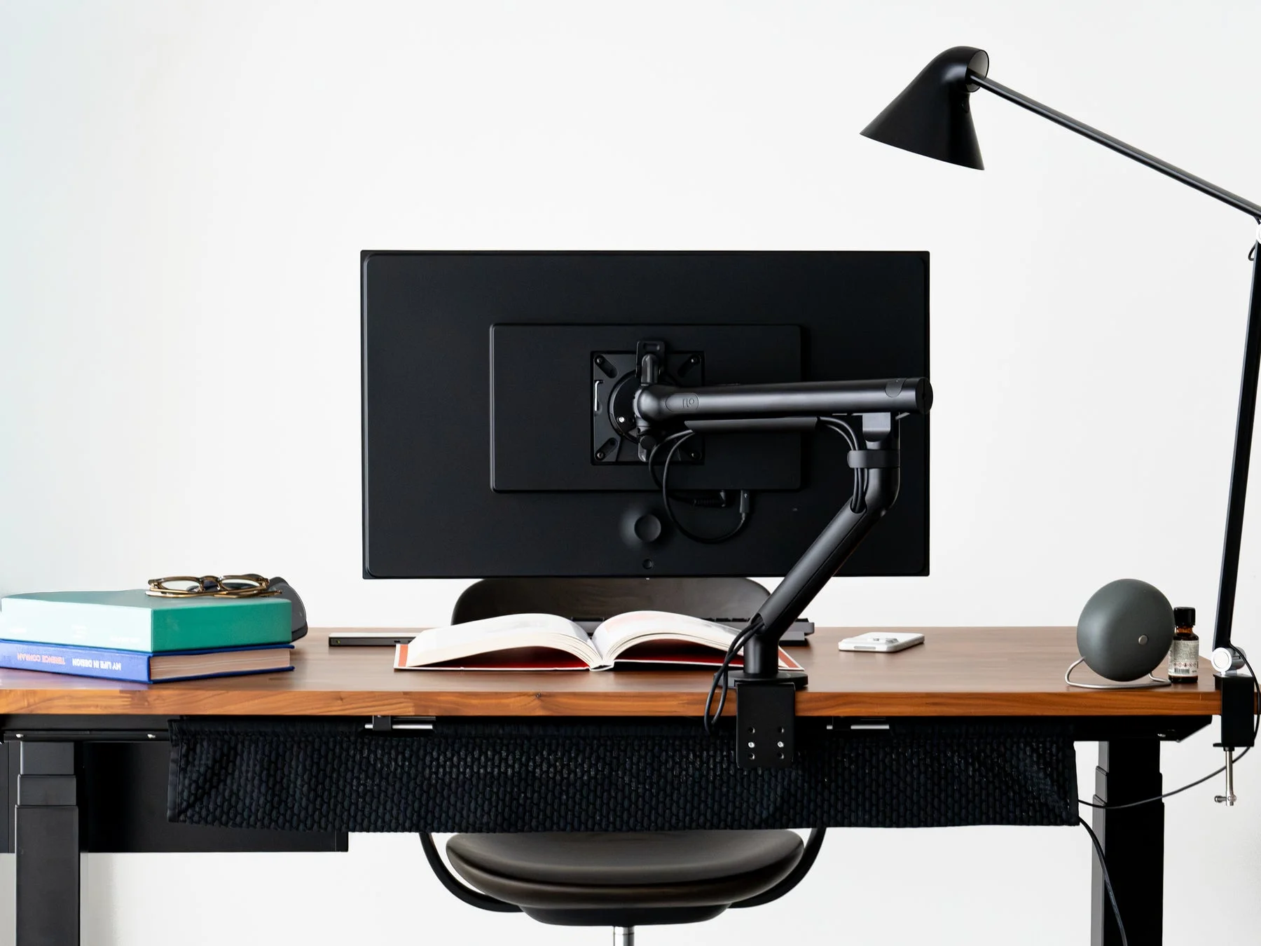 ワークスペースに設置されたモニターアーム