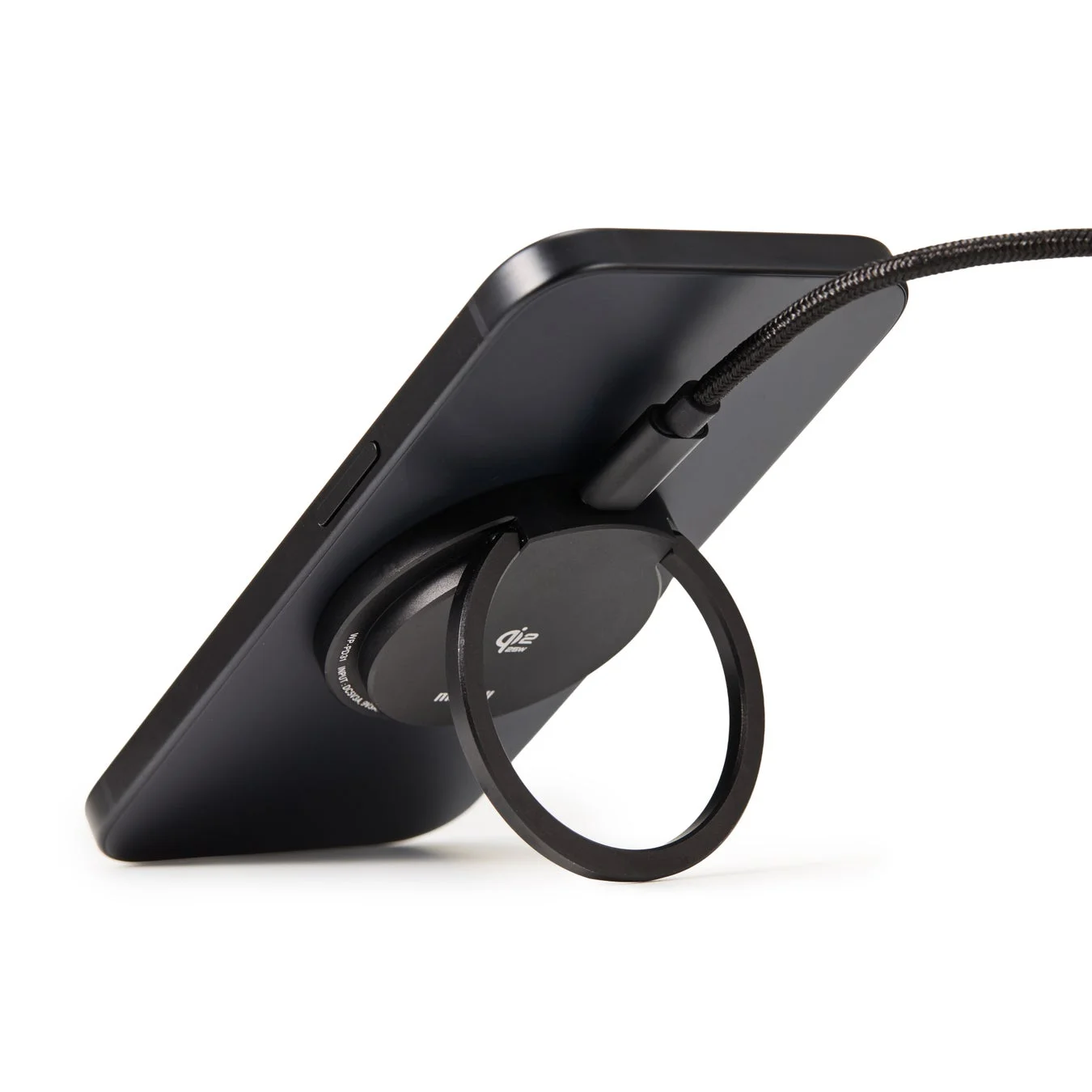 スマートフォンを立てて充電