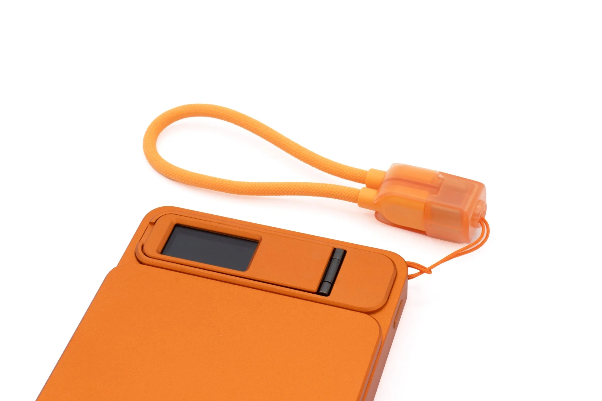 USBストラップ付きのElement Metal Power Bank 8000