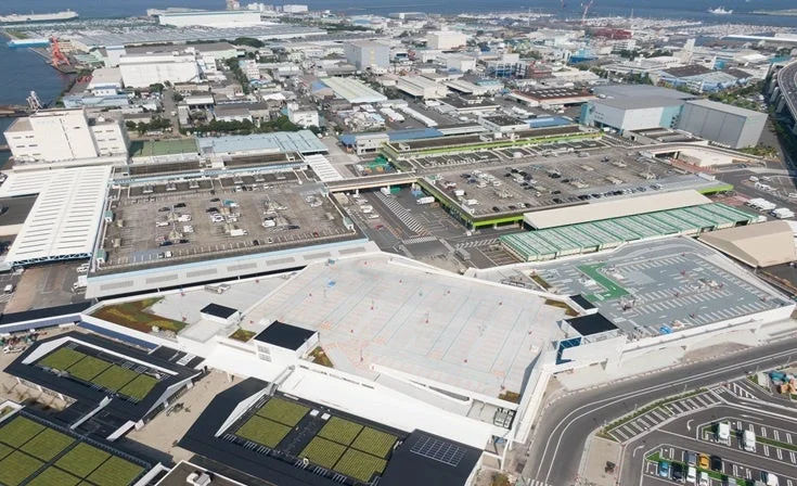 港に隣接する大規模な産業・商業地域を空撮した画像