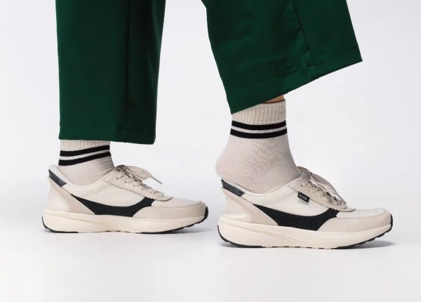 ベージュと黒のスニーカー