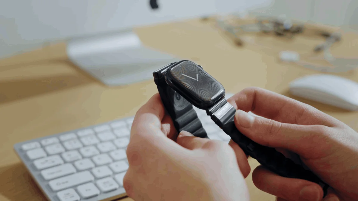 スマートウォッチを調整する手元