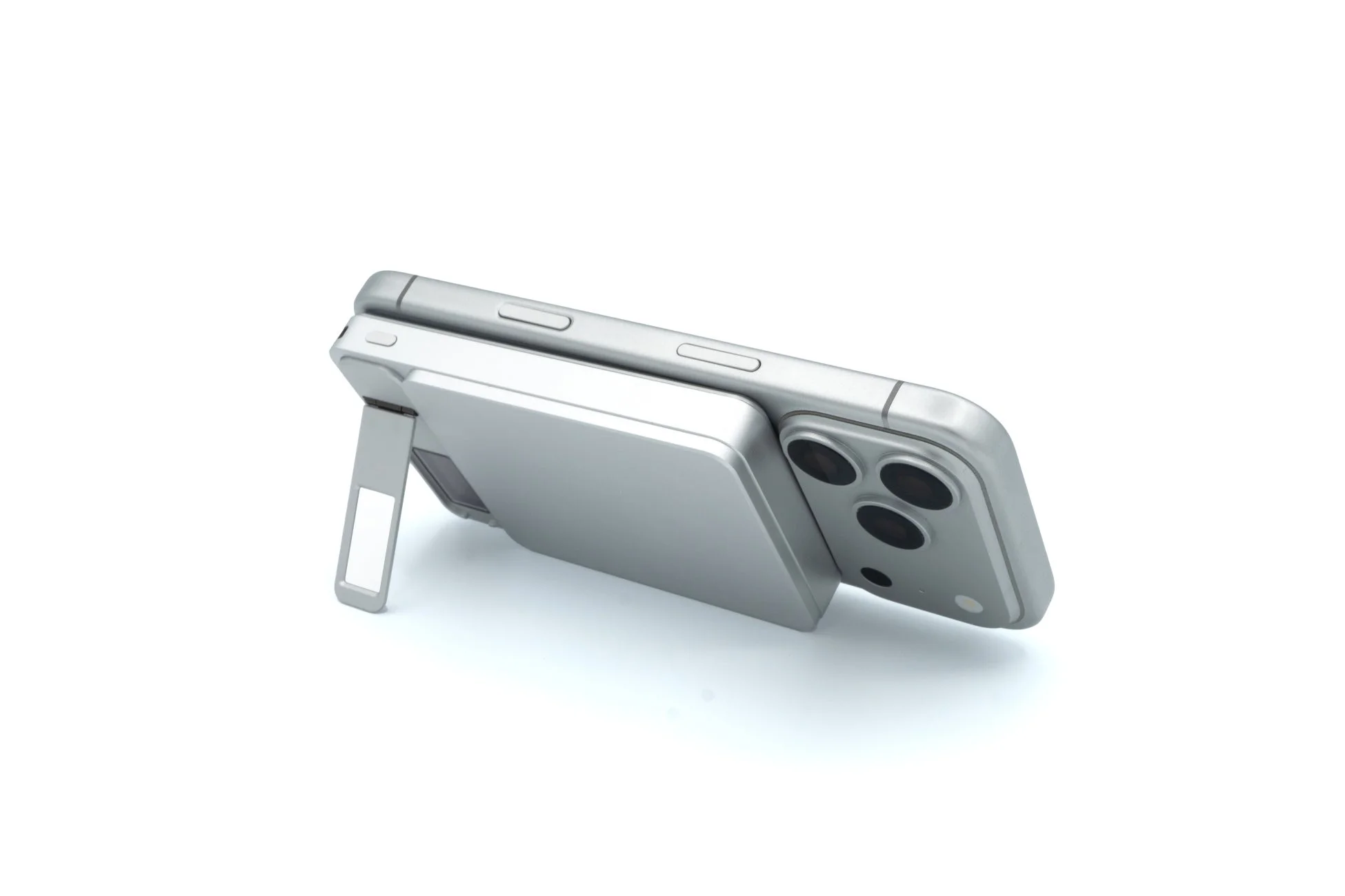 スマートフォンをスタンドに立てた様子