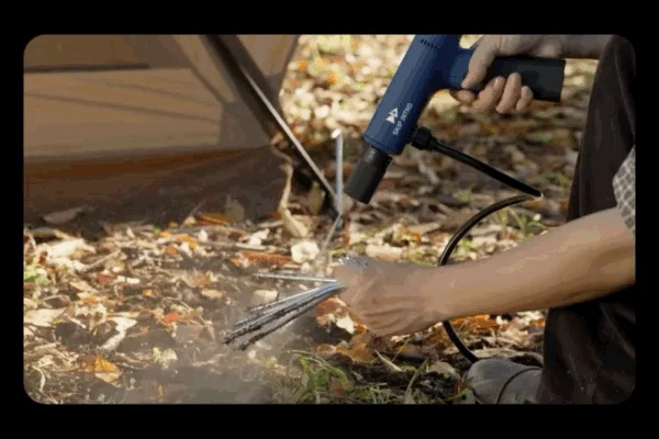 テントの設営中に金属棒を加熱している様子