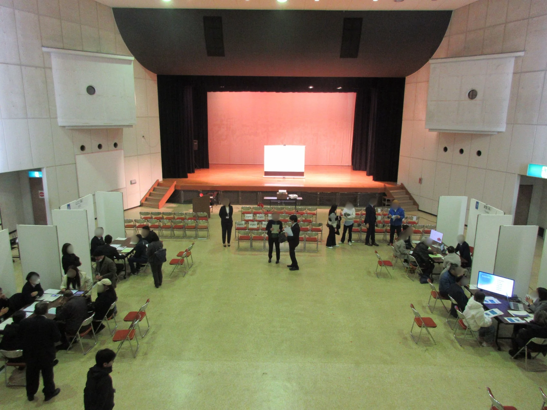 イベントホールで多くの人が参加している様子