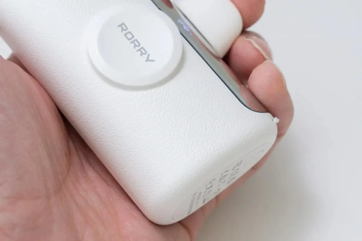 シボ加工が施されたモバイルバッテリー