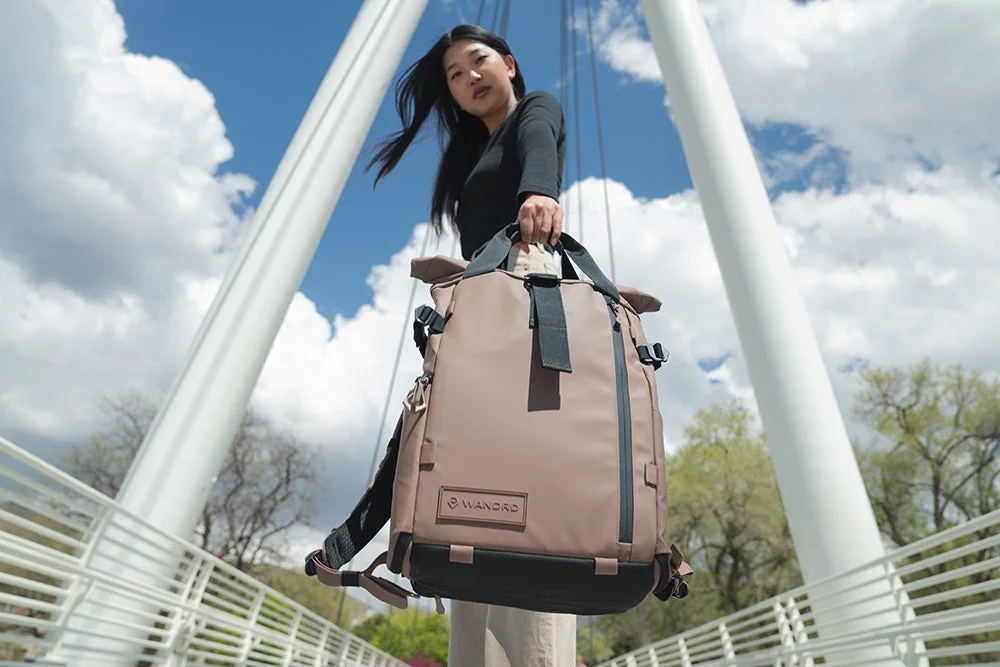 ワンダードのバックパックを持つ女性の画像