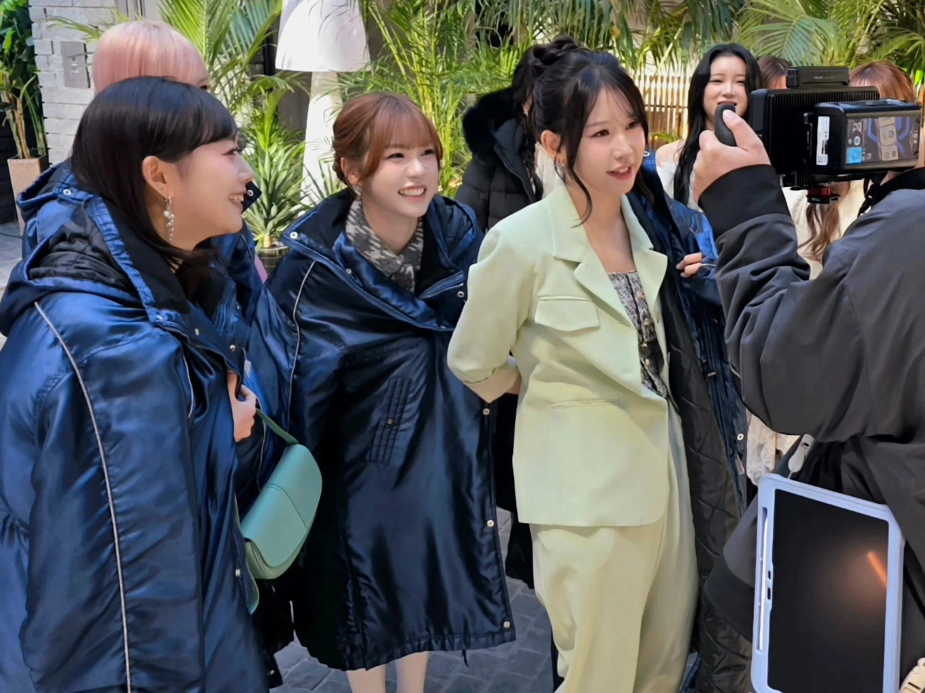 屋外で撮影に臨むME:Iメンバー