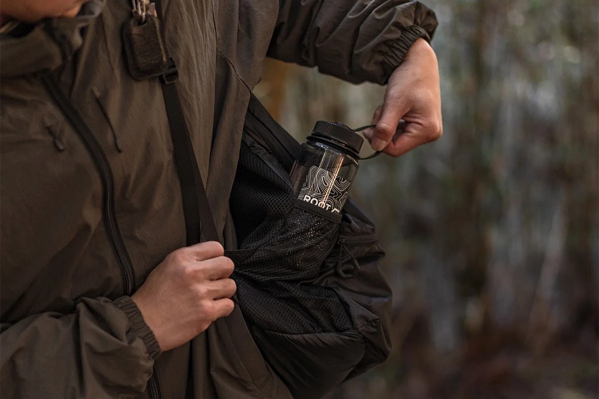 サイドポケットから水筒を取り出す